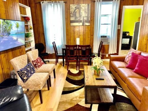 LIC, 3 bedrooms Huge  Apt. 2 stops to Manhattan !